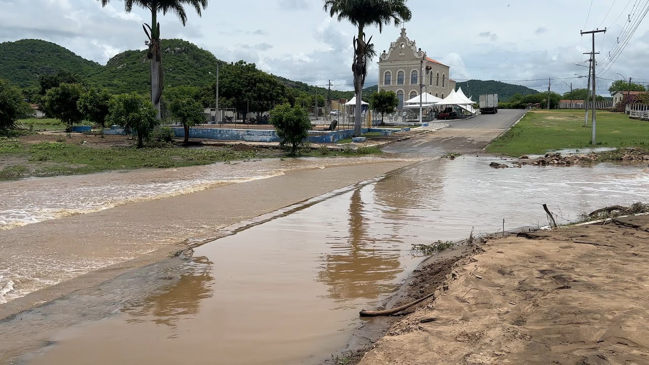 Veja como ficou a passagem molhada no riachao após a forte chuva que caiu no domingo 