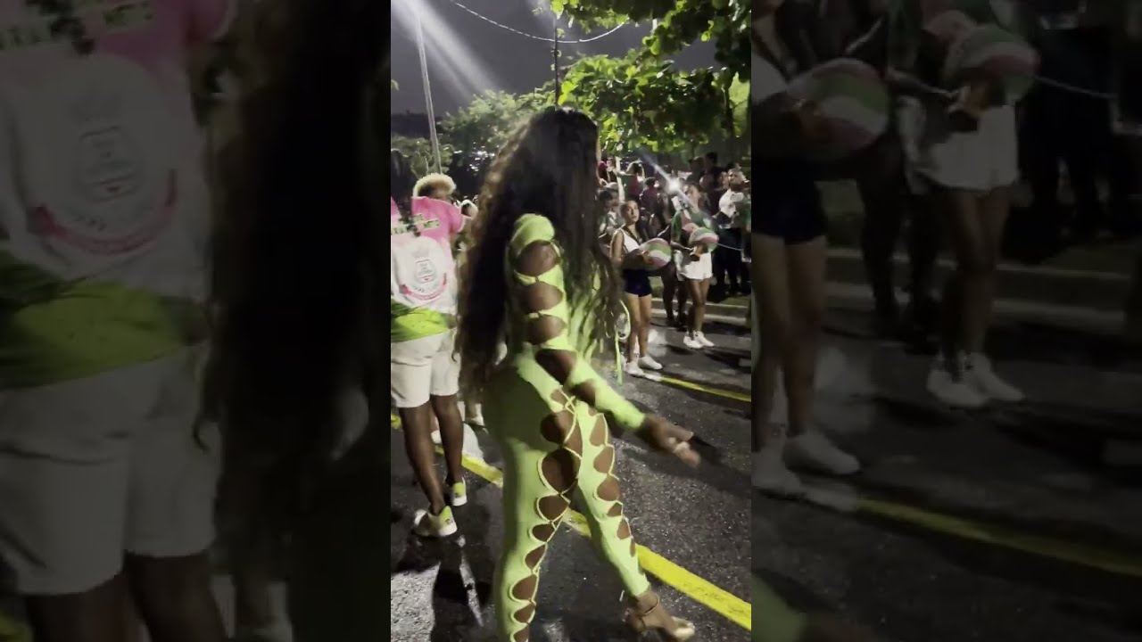 Rainha do samba no pé! Evelyn Bastos no último ensaio de rua da Mangueira para o Carnaval 2024.