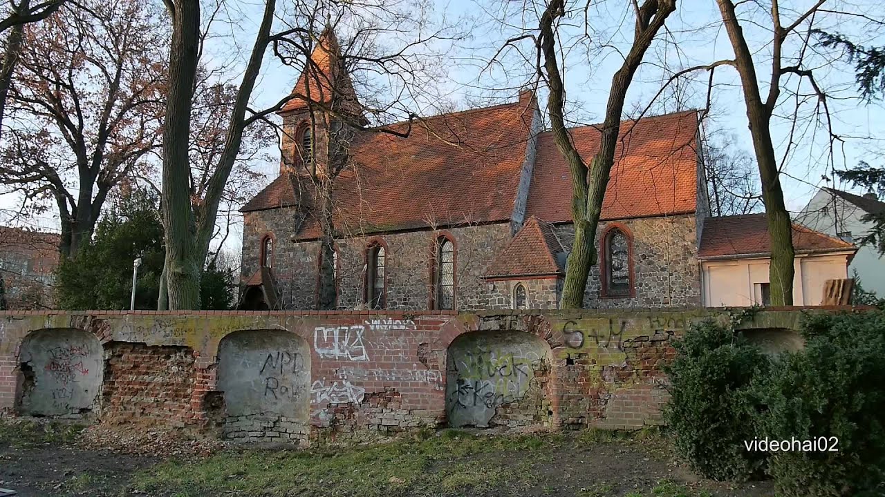 Die Britzer Dorfkirche  in Berlin Neukölln