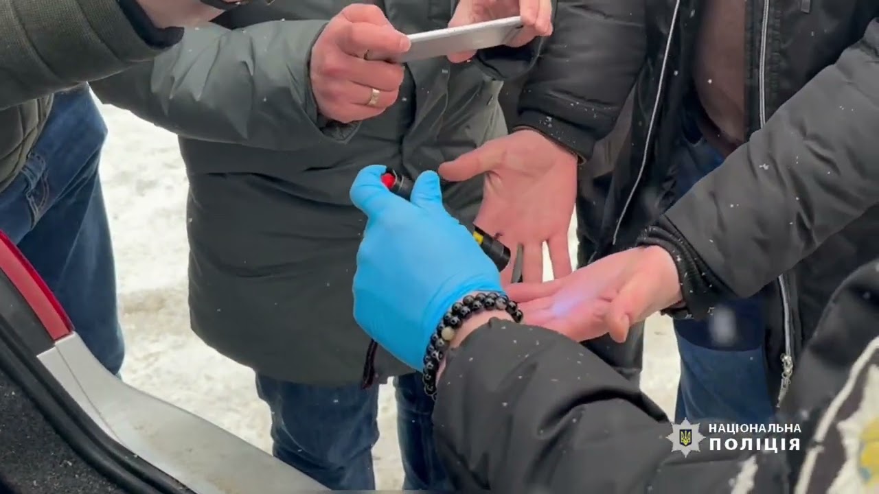 Поліція та СБУ затримали «на гарячому» державного виконавця, який вимагав хабар у боржника