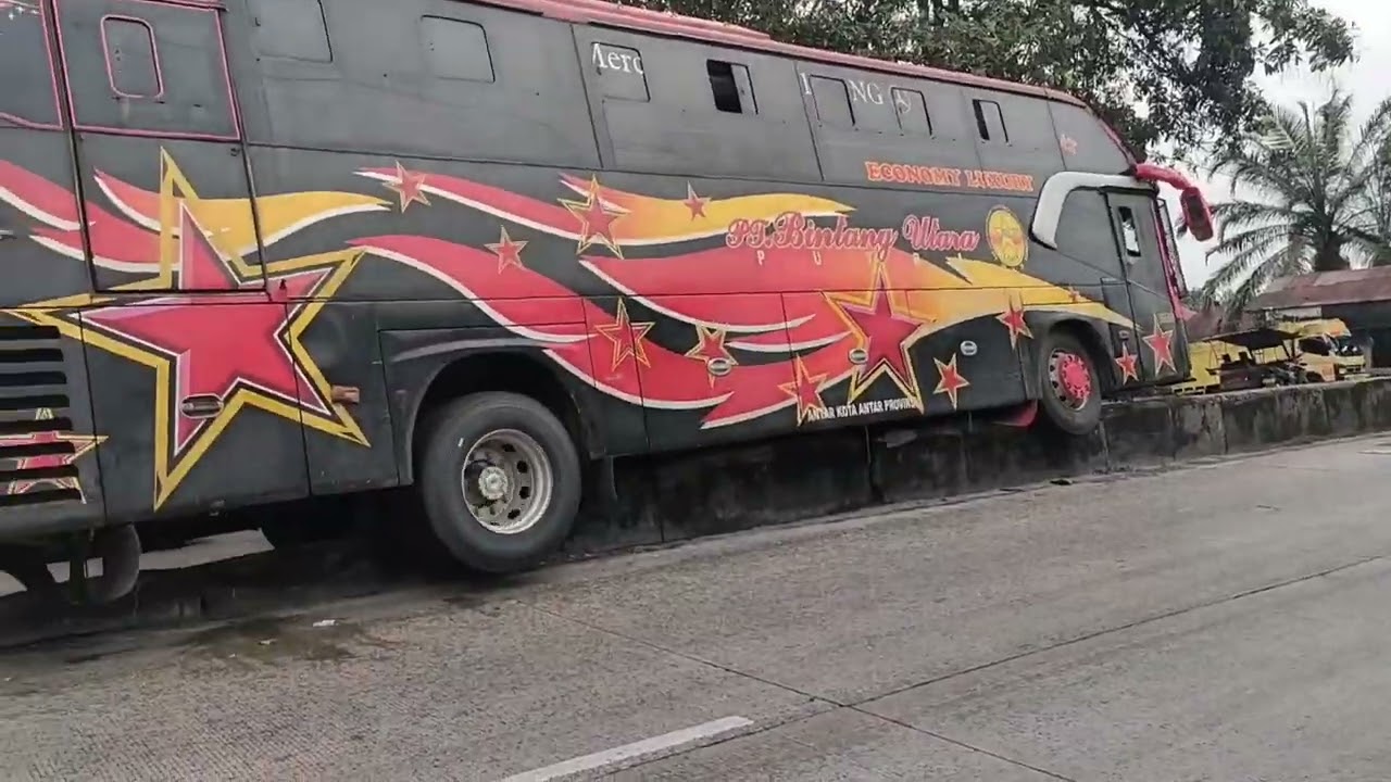 EVAKUASI BUS NAIK KE PEMBATAS TENGAH JALAN