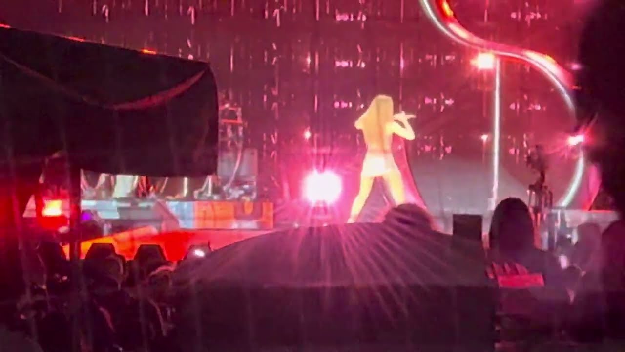 Shakira - Soltera (Live from LMYNL World Tour SF)