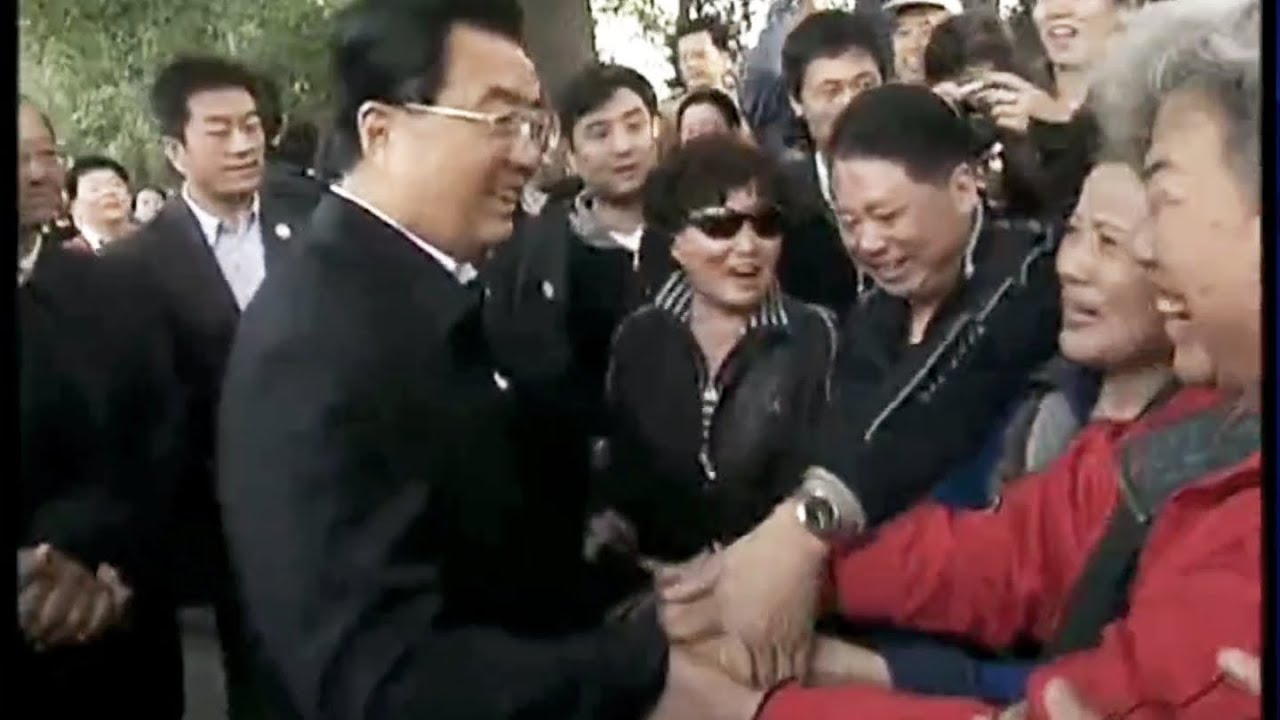 哈哈“负”距离接触啊，国庆旅游高峰胡锦涛总书记乘地铁到颐和园景区，前来游园的游客见到胡锦涛，个个喜出望外，热烈地欢呼、鼓掌。美丽的颐和园景区，传出阵阵开怀的笑声……
