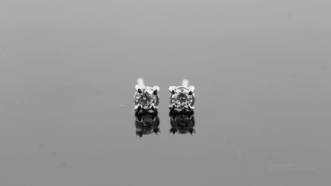 Delicados y pequeños topos de diamantes engastados en oro blanco 18k  TOP02W 1
