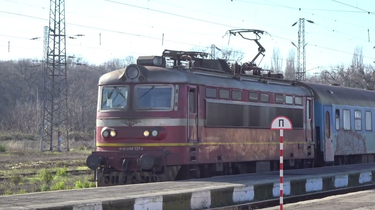 ПВ 40120 (Стара Загора - Горна Оряховица) и БВ 3622 (Бургас - София) пристигат на гара Тулово