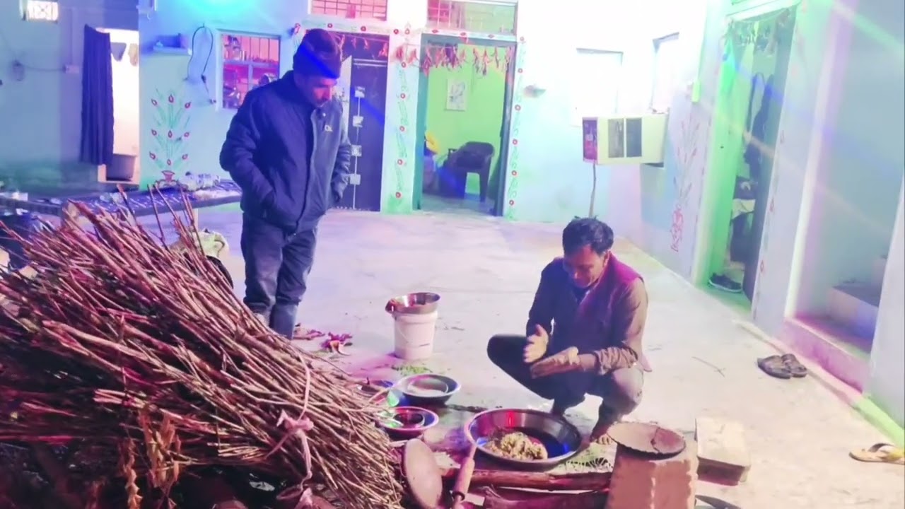 Patni ke jane ke bad khud hi khana bana raha tha 