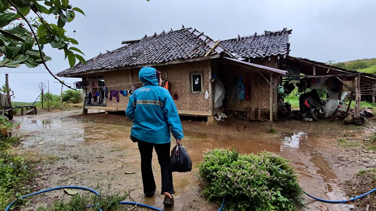 Hidup Di Desa, Menginap di Rumah Warga, Perjalanan Yang Berat Di Guyur Hujan