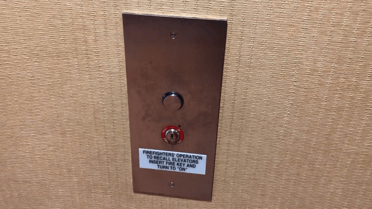 Гидравлические лифты Otis в отеле Hampton Inn, Шелби Тауншип, штат Мичиган.