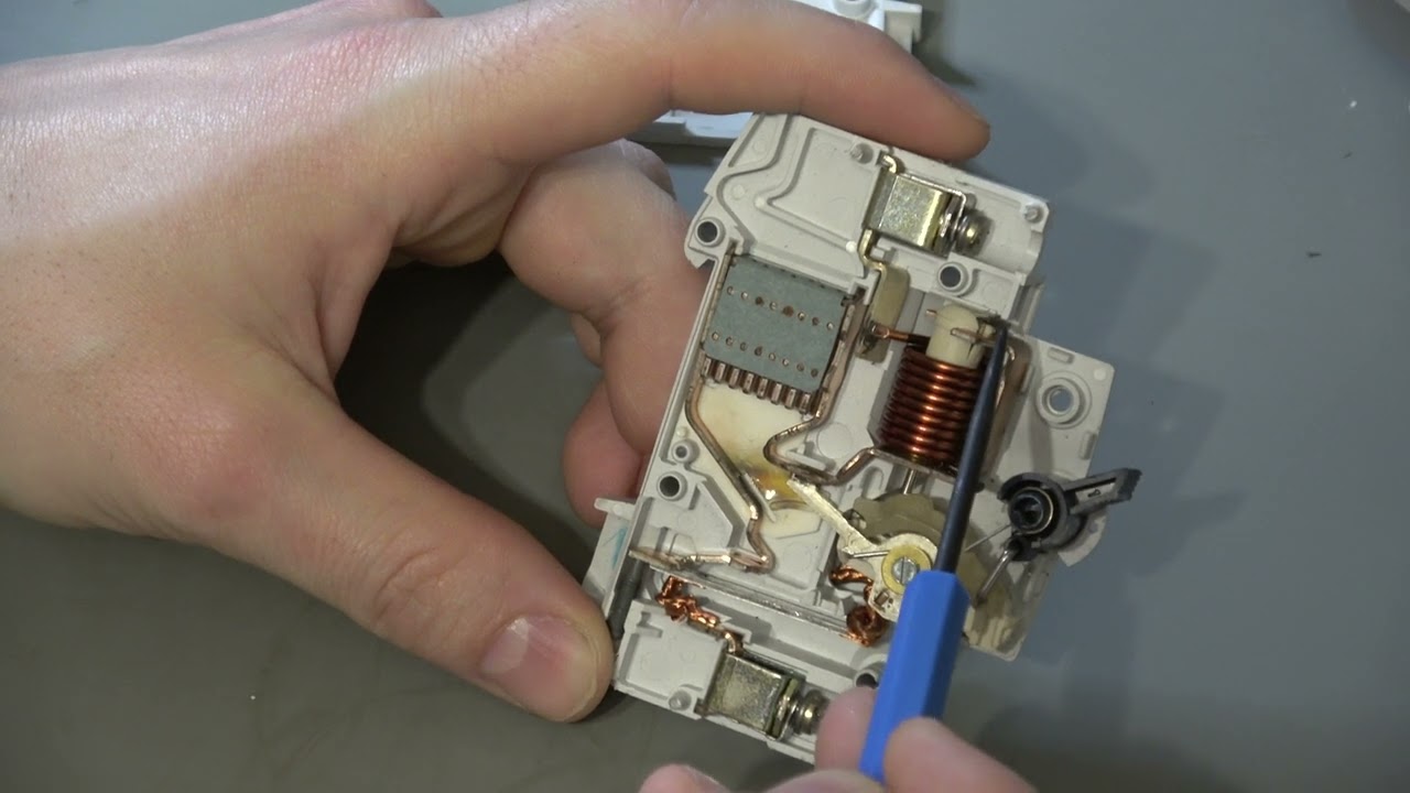 Basis werking van een installatieautomaat.