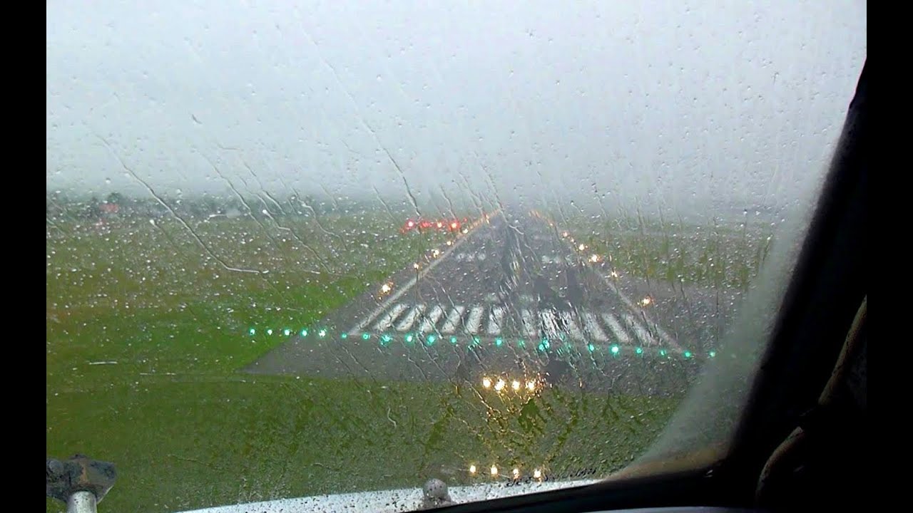 Rainy Landing in Gdansk - 737 Cockpit View [FullHD]