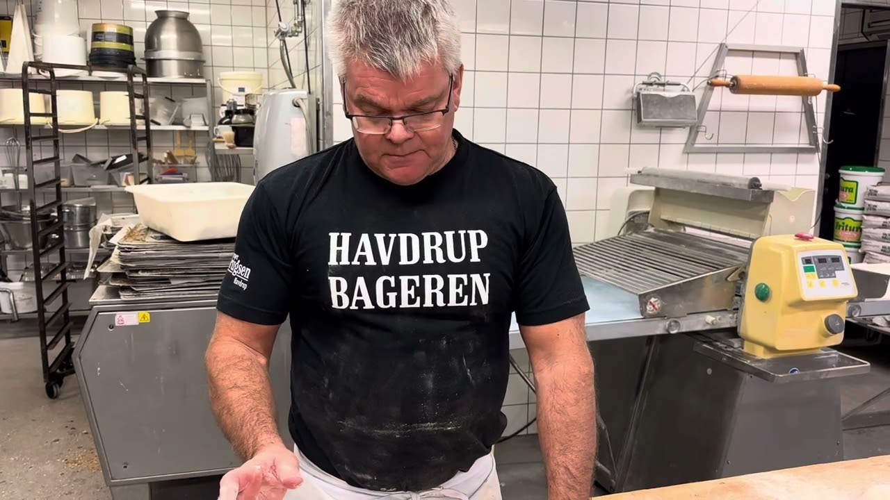 Hør lidt om at preshape og finale shape surdejsbrødet