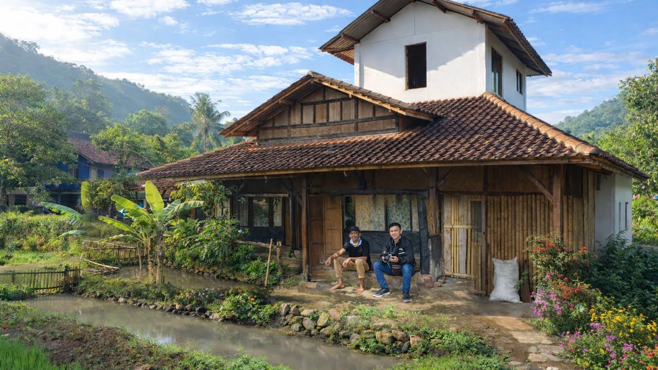 Bosan Tinggal Di Kota‼️Satu Keluarga Memilih Hidup Di Desa, Tinggal Di Rumah Unik Di Tengah Sawah