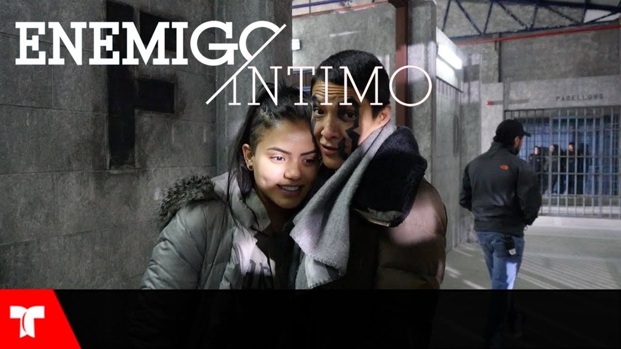 Enemigo Íntimo | Detrás de cámaras de la muerte de La Mamba | Telemundo Novelas