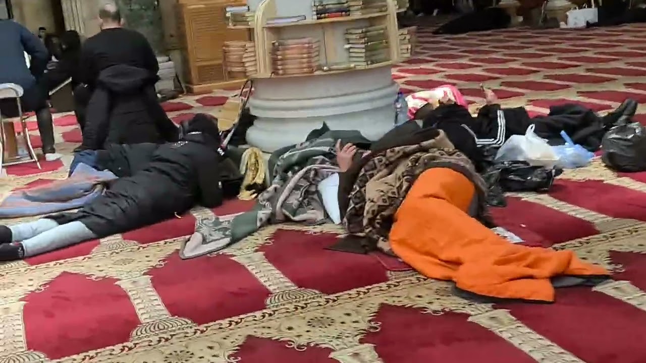 مشاهد للمعتكفين داخل المسجد الاقصى ليلة 23 رمضان 2025