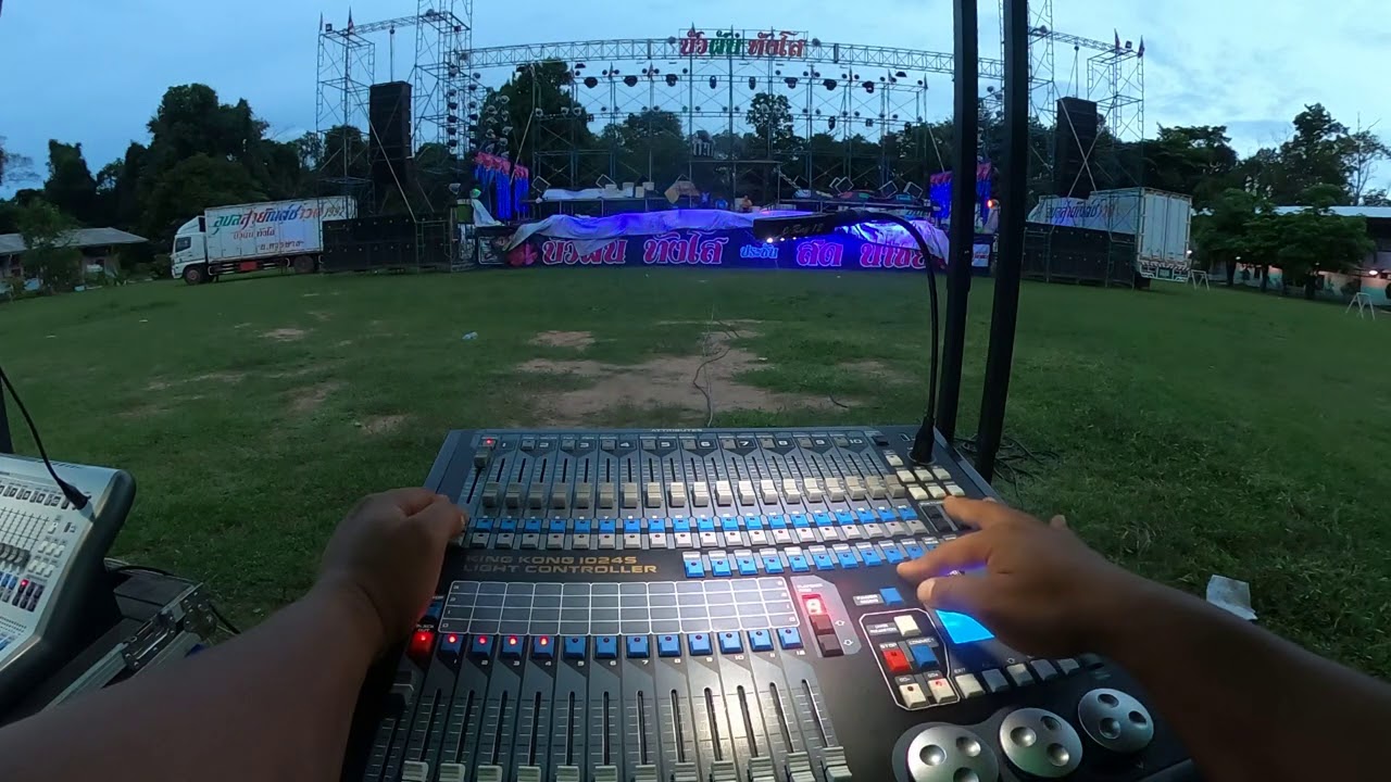 ทำซีนไฟแสงสีแบบบ้านเวทีบัวผัน ทังโส ก่อนวันเปิดวง