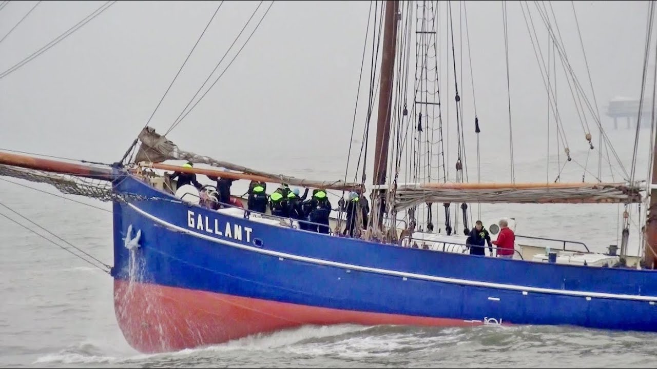 Een aantal ex zeilloggers vertrokken uit scheveningen 17-10 -2015