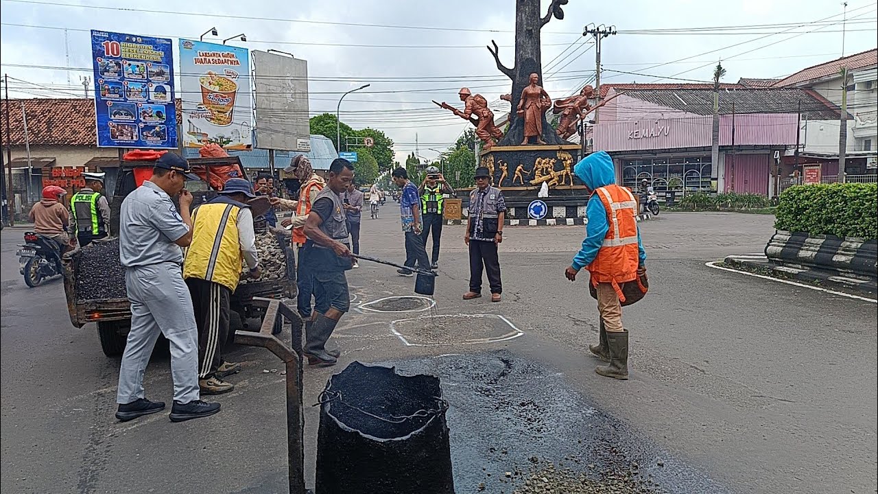 SESARENGAN MEMPERBAIKI JALAN BERLUBANG DI AREA TUGU PANCASILA BLORA