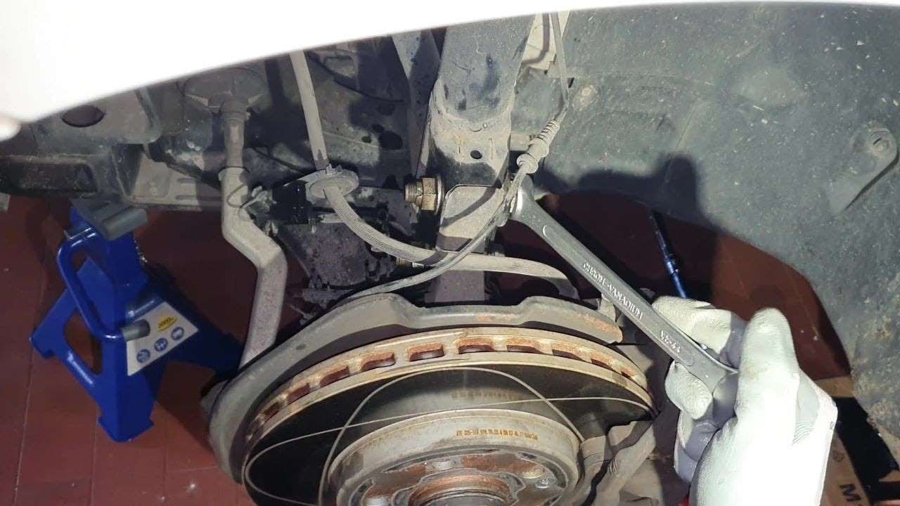Come sostituire gli ammortizzatori anteriori - Mercedes Classe B/A (w169,w245). Guida dettagliata.