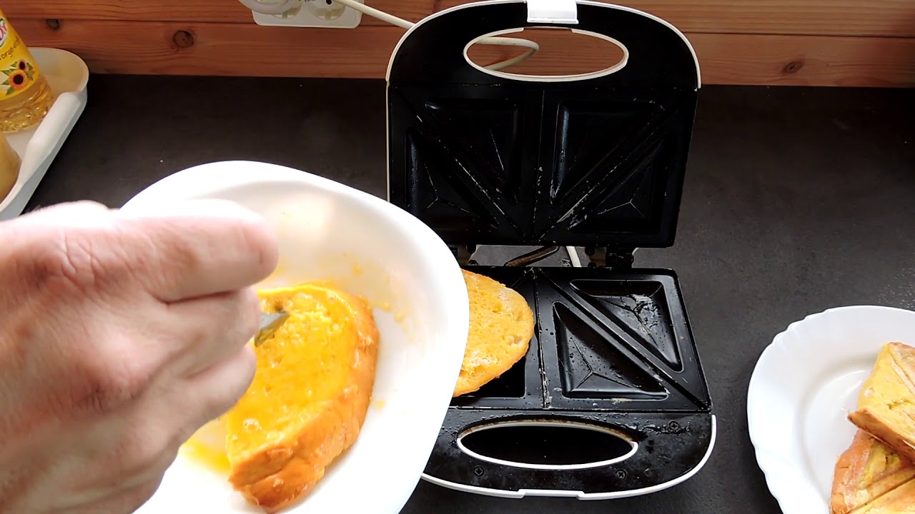 Bundás kenyér készítés szendvicssütőben.