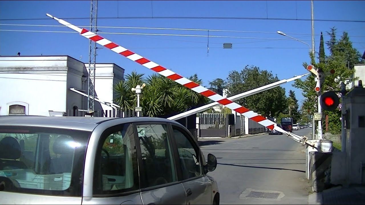 Spoorwegovergang Conversano (I) // Railroad crossing // Passaggio a livello
