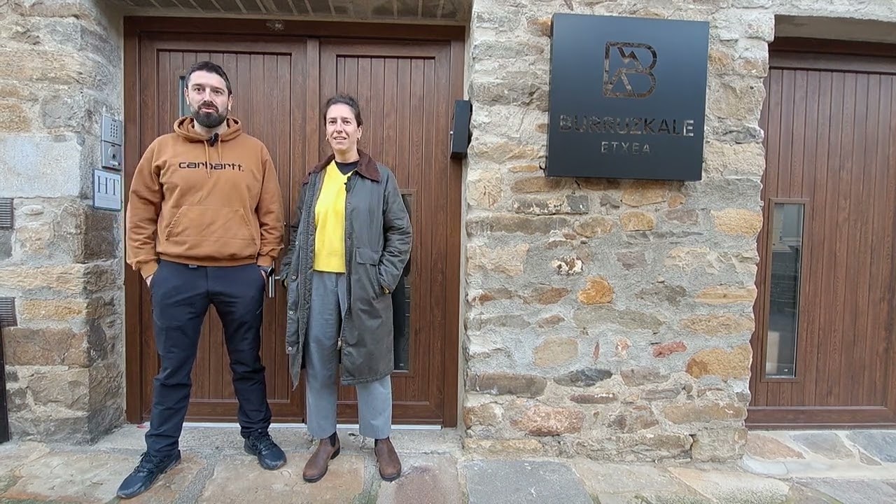 IÑIGO y NATALIA de BURRUZKALE SALUDAN