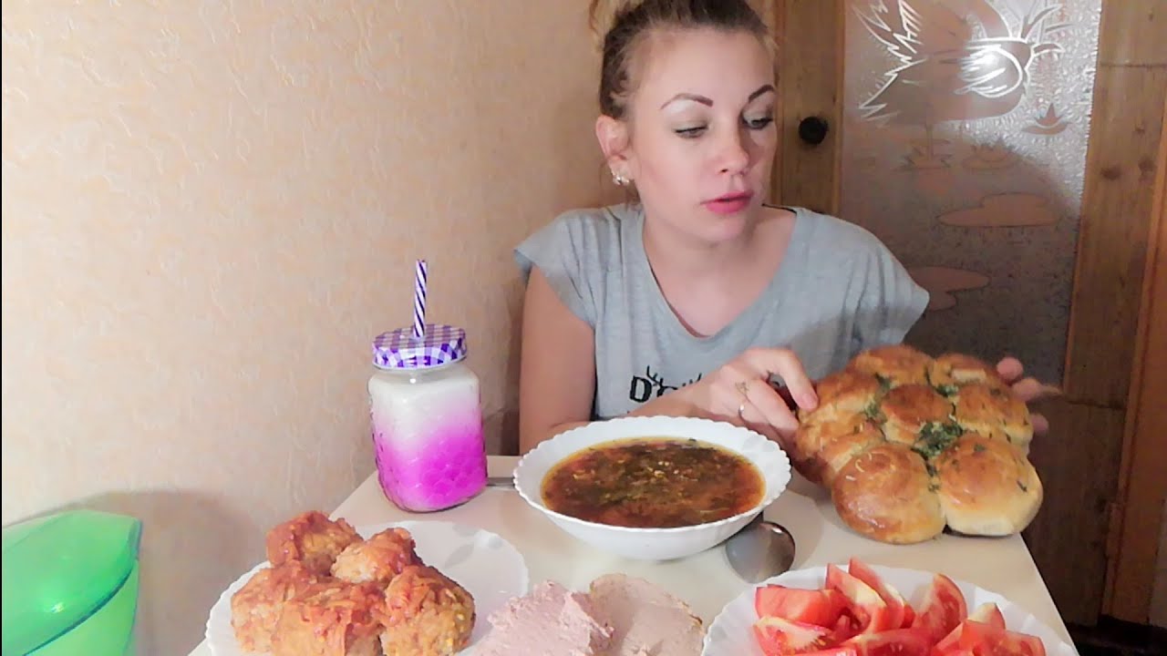 МУКБАНГ //ЗЕЛЁНЫЙ БОРЩ //ФРИКАДЕЛЬКИ