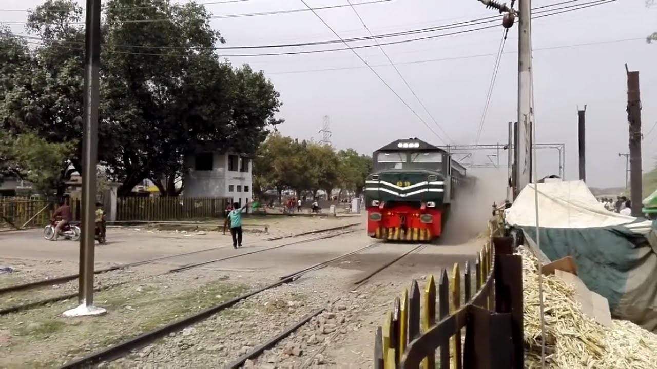Fastest Train Of Pakistan Railway || 8 Dn Tezgam Express Raising Heavy Dust storm ||  Lahore