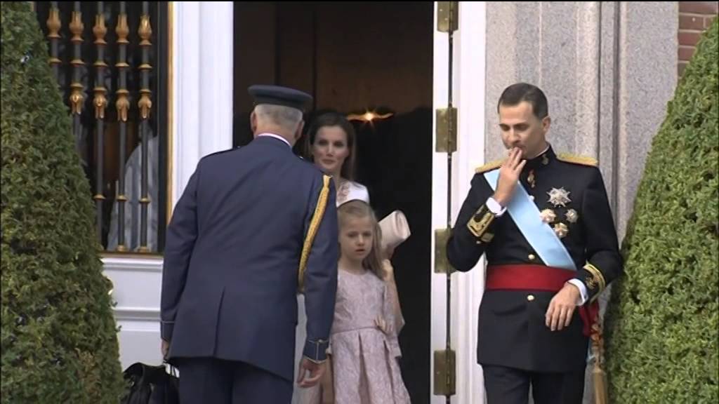 SS.MM.los Reyes y sus hijas se dirigen al Congreso de los Diputados