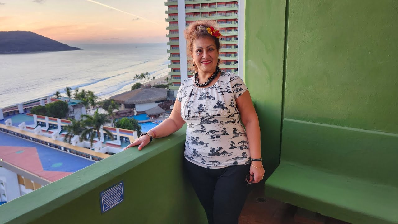 The beach view and the spacious bedroom in El CID Castillo Hotel in Mazatlán.منظر الشاطئ وحجرة النوم