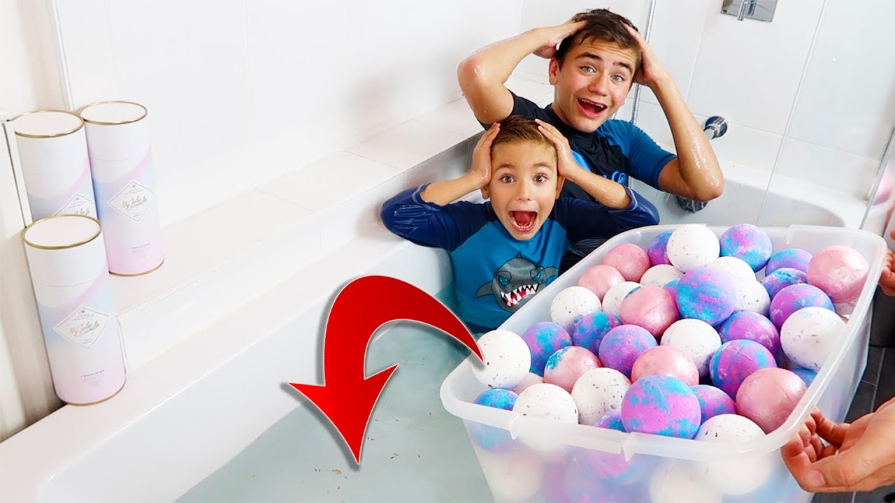 ON MET 100 BATH BOMBS DANS LA BAIGNOIRE !!! Incroyables Bombes de Bain Effervescentes  ☄️