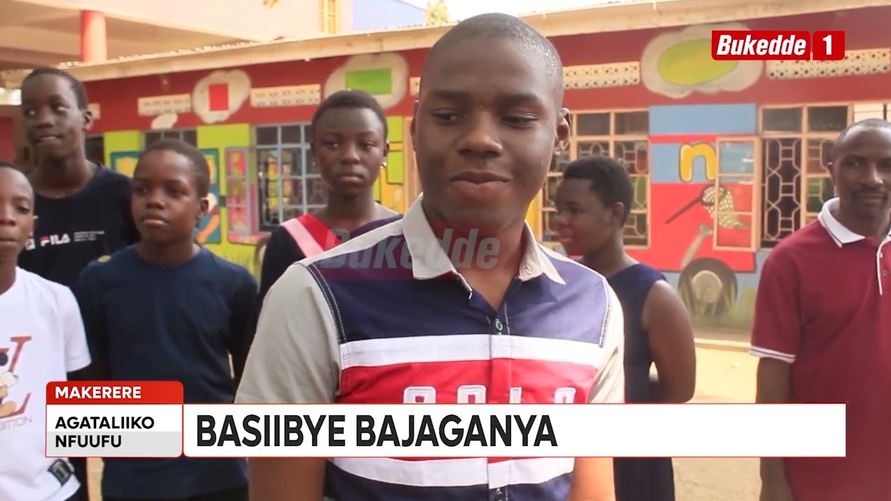 Abayizi n'abasomesa ba Bright Junior bayisiza ebivvulu oluvanyuma lw'abayizi okuyitira waggulu.