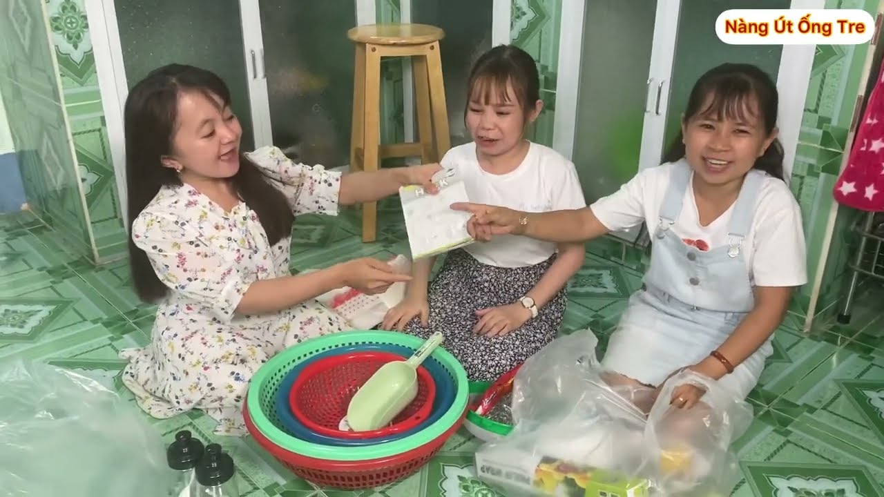 N&agrave;ng &Uacute;t Ống Tre nhờ cả CLb Người B&eacute; Bỏng đi tư vấn mua sắm dụng cụ l&agrave;m bếp