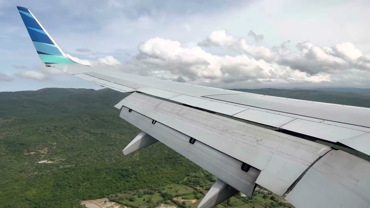 Landing in Banda Aceh. Garuda B737-800