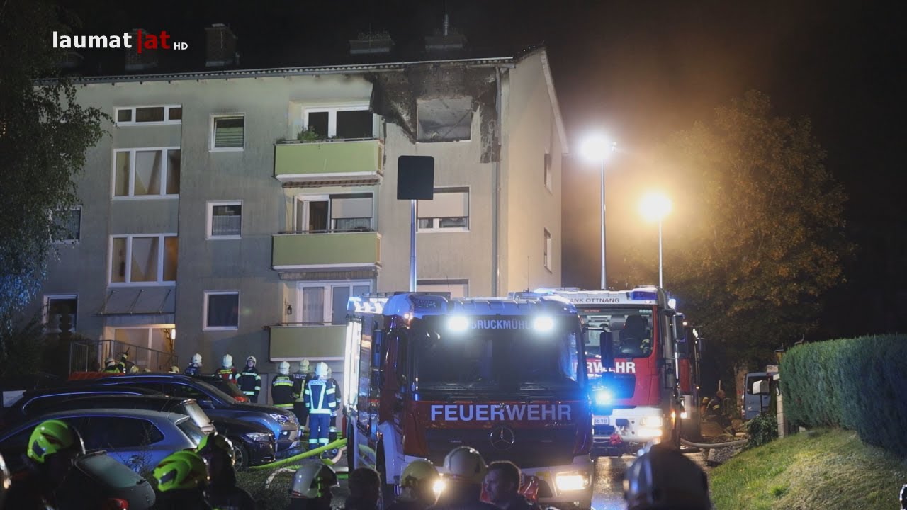 Wohnung ausgebrannt: Großeinsatz bei Brand in einem Mehrparteienwohnhaus in Wolfsegg am Hausruck