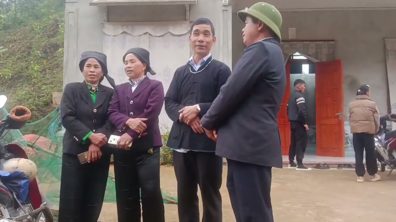 Hai bạn gái xã Thiện hoà đi mừng Tân Gia,2 bạn trai xã Hồng phong hát sli chiatay bạn lưu luyến quá 