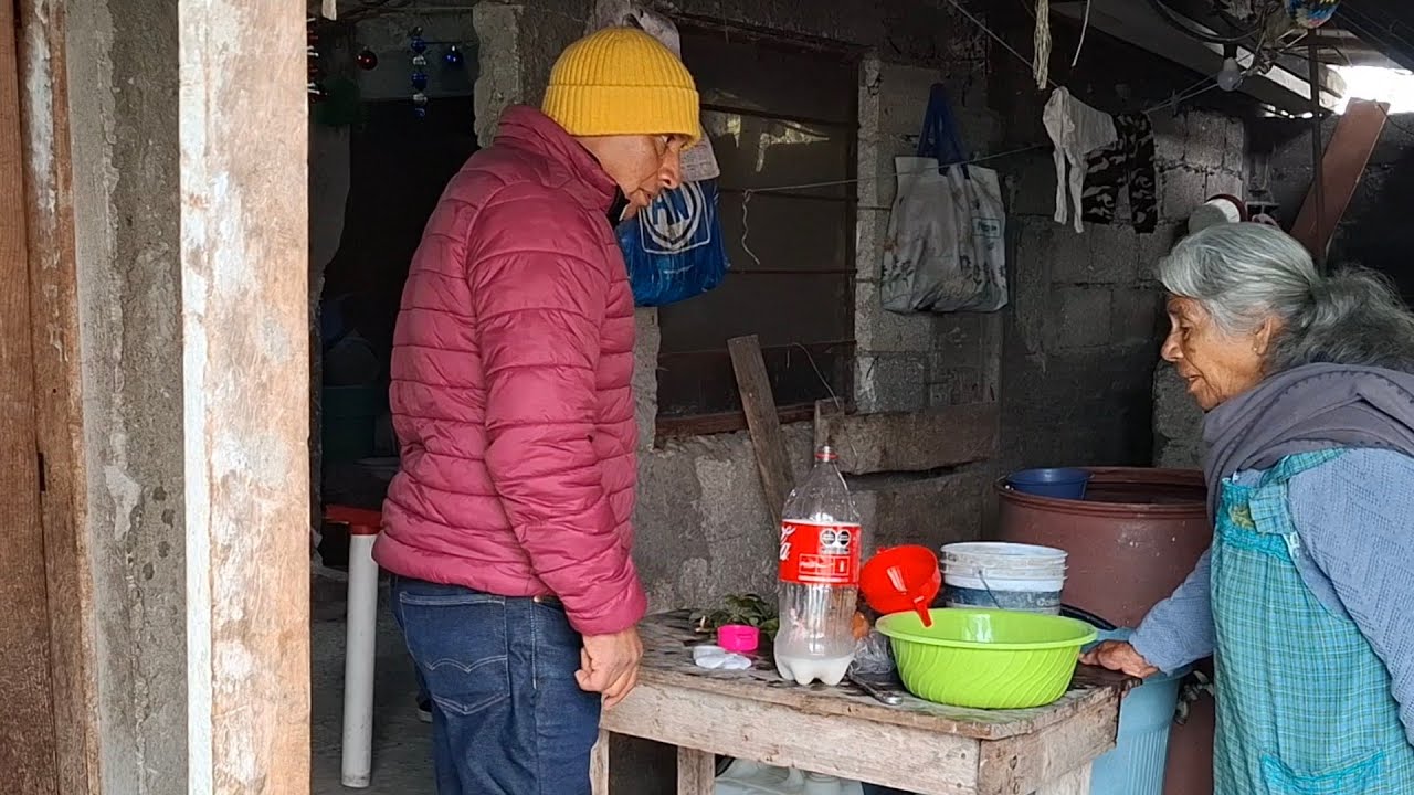Preparando  unas gorditas o picaditas y pulque todo se va con piña