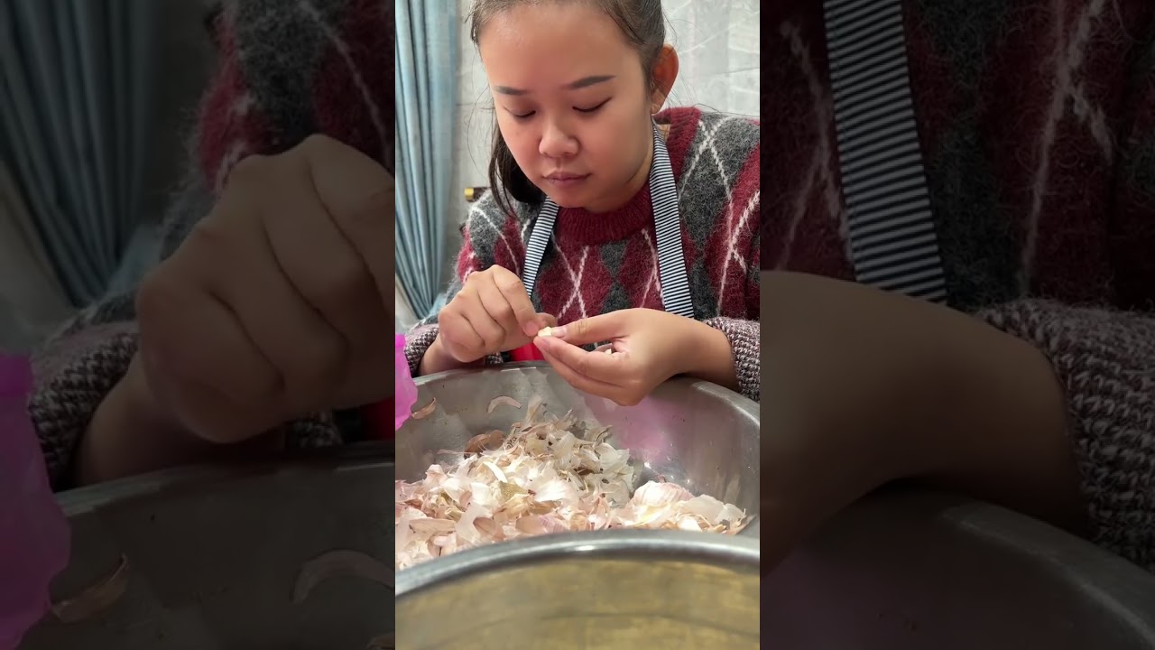 小时候，和哥哥挤在老式电视机前。屏幕里，一只油亮焦黄的烤乳猪被切开，金灿灿的，仿佛隔着屏幕都能闻到香味。我咽了咽口水，拽拽哥哥的袖子：“哥，那是什么味道呀？”哥哥盯着屏幕，很认真地想了想，然后转头对