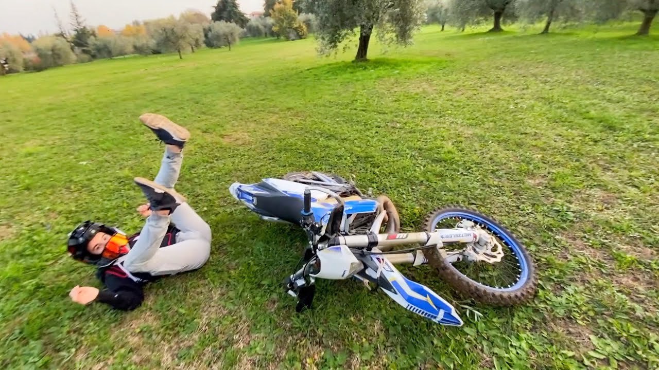 COME SI CAMBIANO LE MARCE IN MOTO ? INSEGNO A MIO FRATELLO !!! + CRASH
