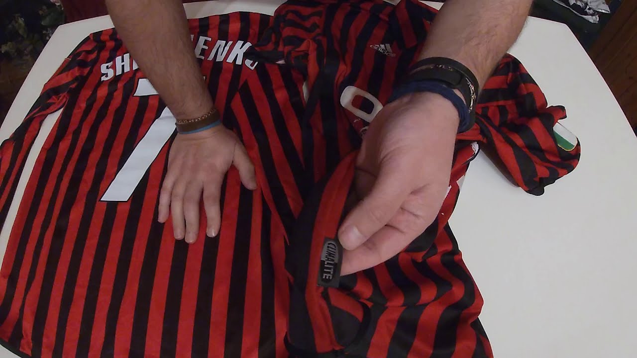 Spiegazione maglia Ac Milan Centenario stagione 1999-2000 differenze tra replica e originale Store