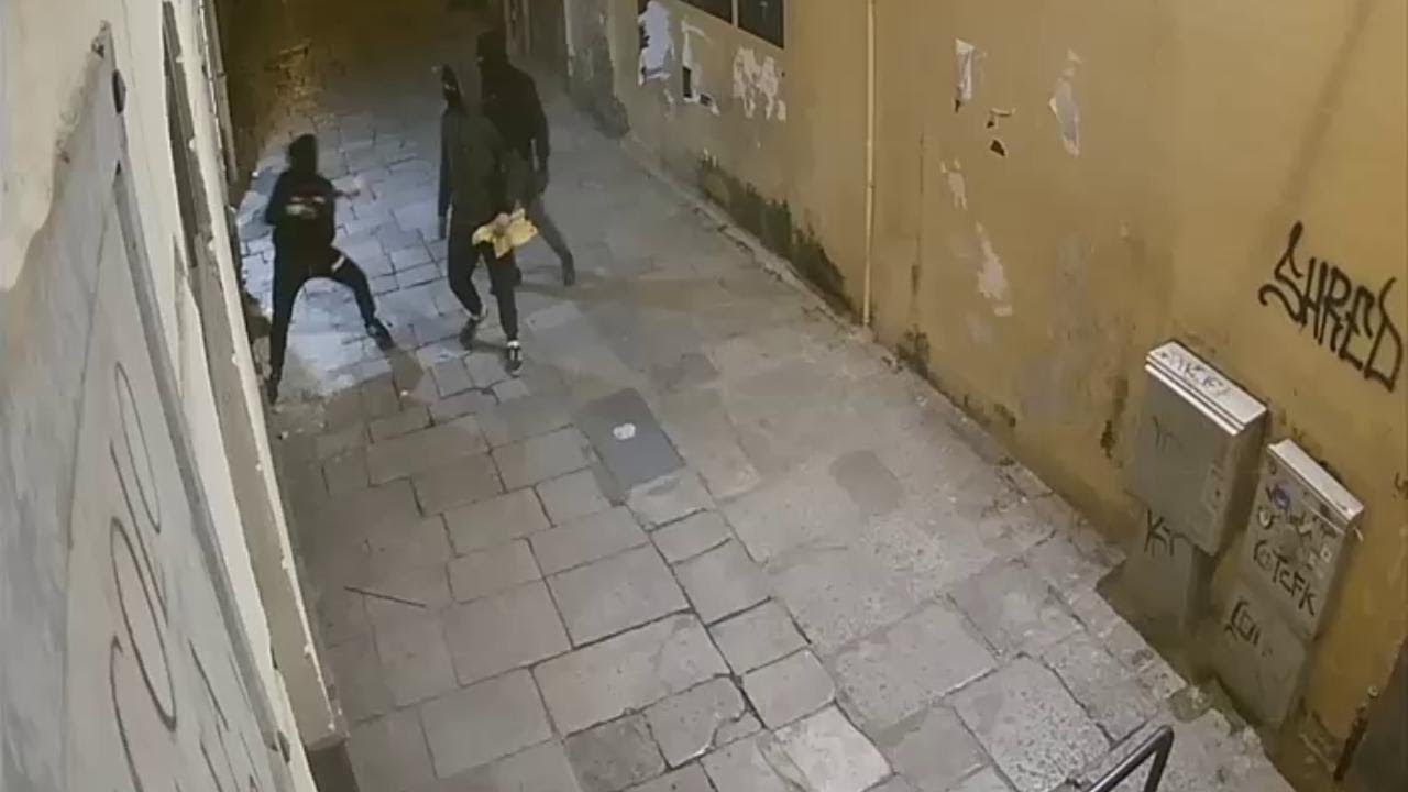 Palermo, tentano di spaccare la vetrina a colpi di mazza: ladri in fuga
