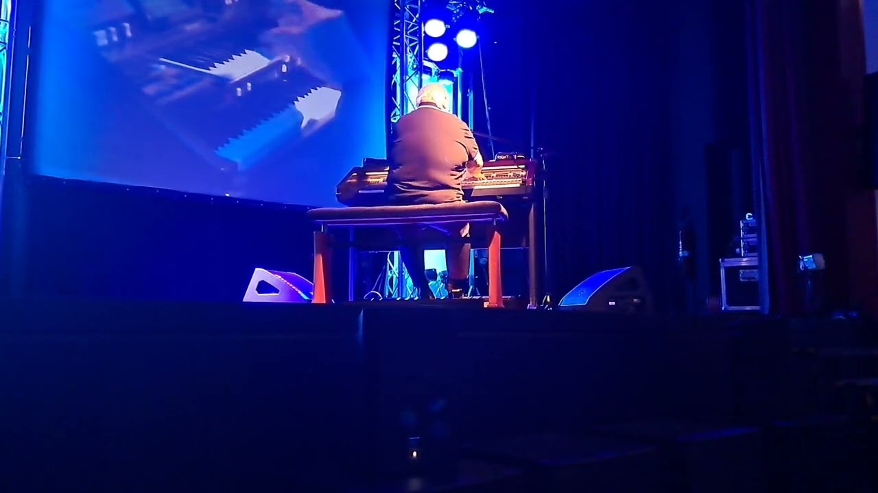 Roland AT 900c organ 