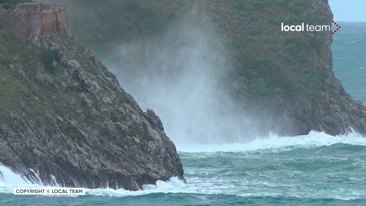Maltempo, mare mosso sulle costa campana: le immagini da Palinuro