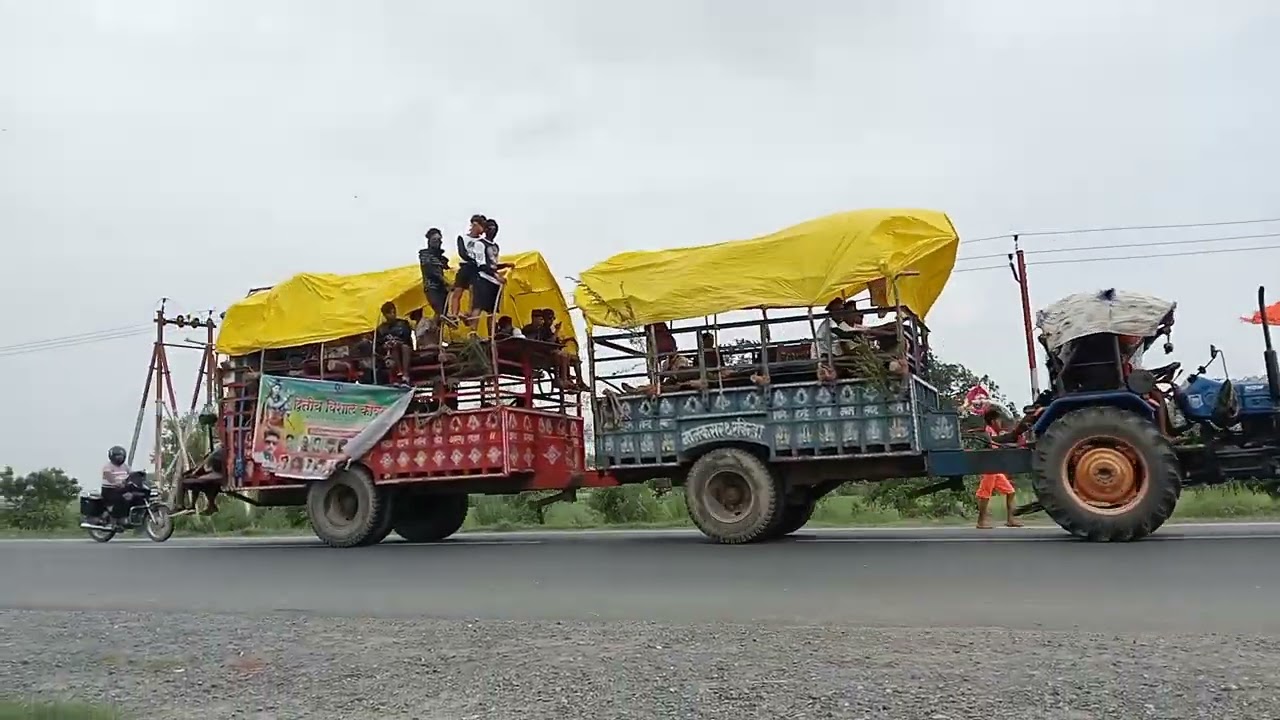 फर्रूखाबाद के मां गंगा के तट से गोला गोकर्णनाथ के लिए कांवरियों का जत्था रवाना होता हुआ 