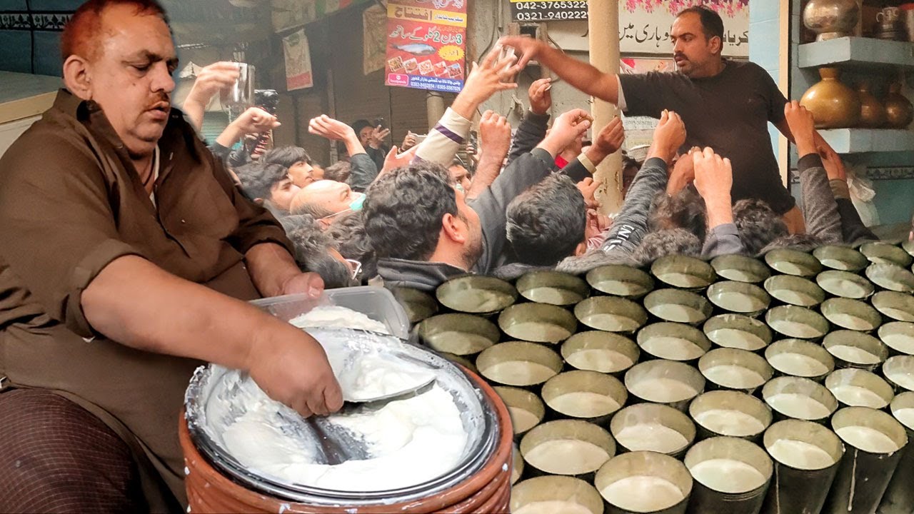 People Fight For Lassi | Famous Jeda Lassi in Lahore Food Street | Street Food Of Lahore Pakistan