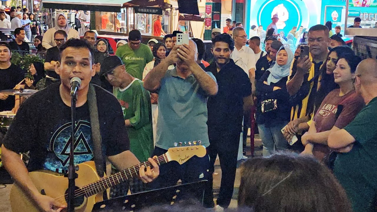 Satu Keluarga Dari India taknak Balik sebelum Bob main lagu Hindustan untuk mereka
