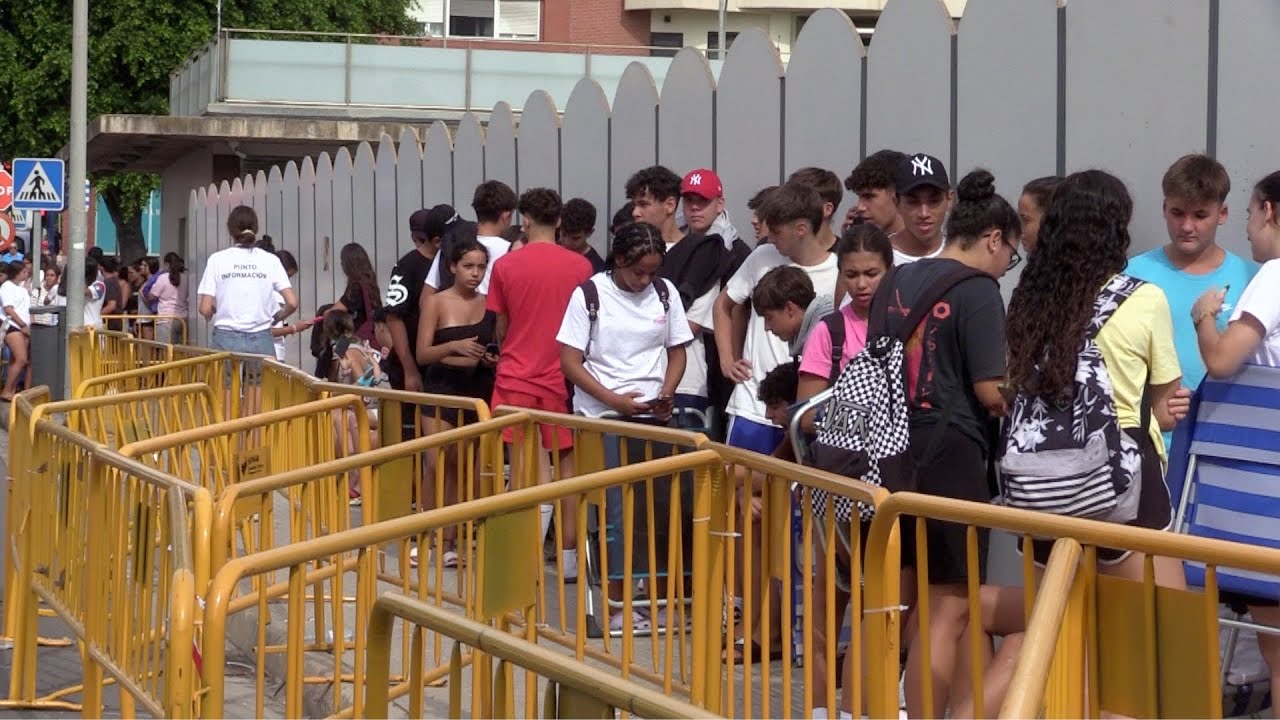 Los jóvenes melillenses trasnochan para las entradas del Espacio Joven