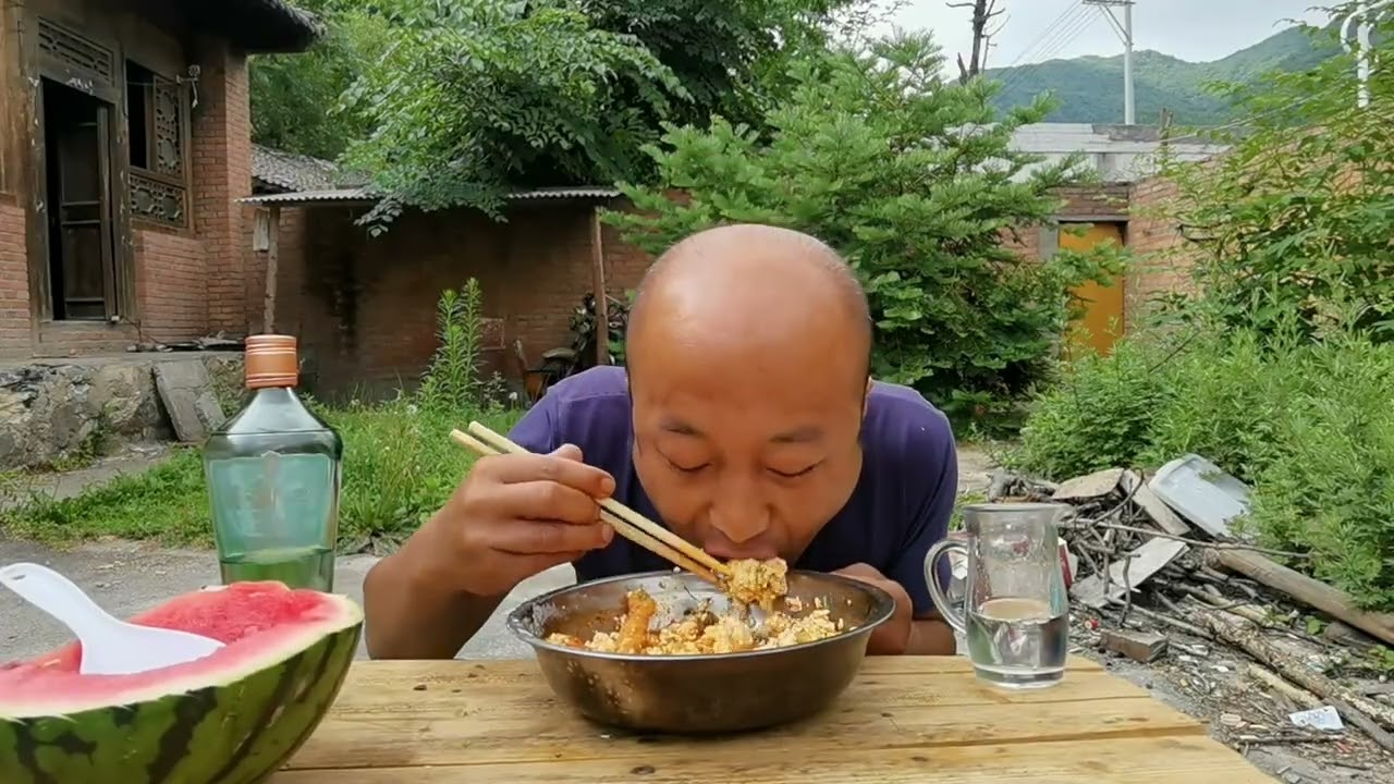 男子豆花泡麻花还有西瓜，喝点早酒，又是美好的一顿饭 