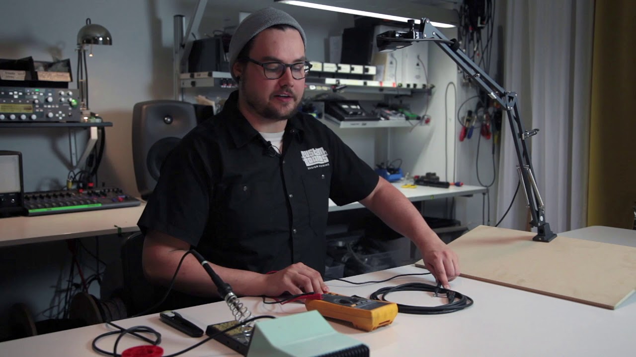 How to remove capacitance-shield from your cable - Custom Boards pedalboard builder's guide