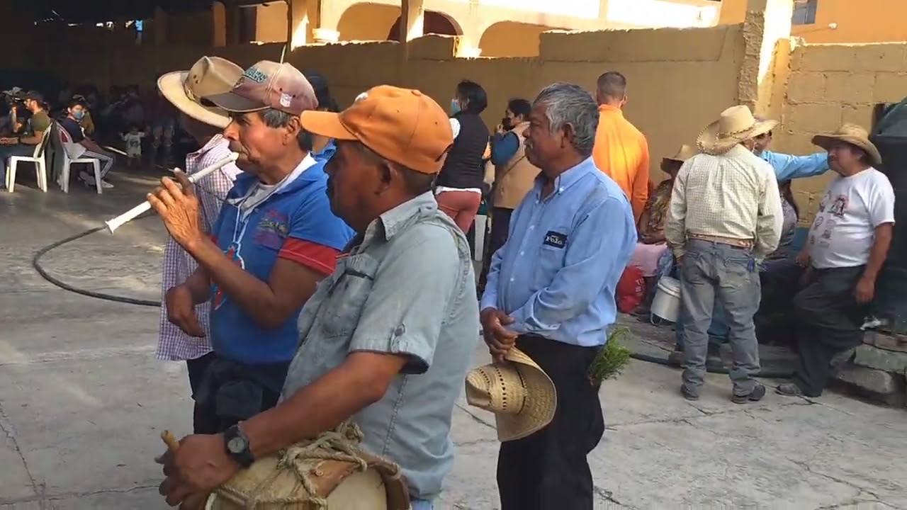 Alabanzas durante el ritual hñähñu de las ollas. San Antonio Corrales, Alfajayucan, Hgo. Año 2022