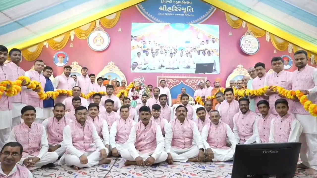 કચ્છ શ્રી નરનારાયણ દેવ યુવક મંડળ નડિયાદ દ્વારા દશાબ્દી મહોત્સવ નિમિતે ઠાકોરજી ને100 ફુટ નો હાર અર્પણ